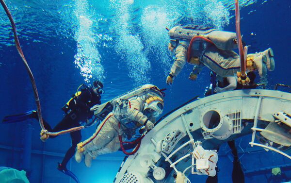 Unos cosmonautas de Roscosmos entrenan una caminata espacial en el hidrolaboratorio del Centro Gagarin (2010) - Sputnik Mundo