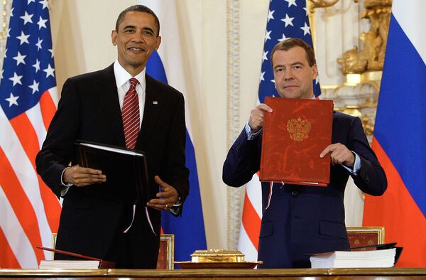 El presidente ruso Dmitri Medvédev y su homólogo estadounidense Barack Obama firmaron el nuevo Tratado de Reducción  de Armas Estratégicas el 8 de abril de 2010 en Praga. - Sputnik Mundo