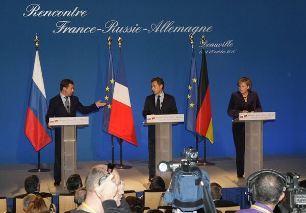 Conferencia de prensa conjunta ofrecida al termino de las negociaciones franco-ruso-alemanas en Deauville. - Sputnik Mundo
