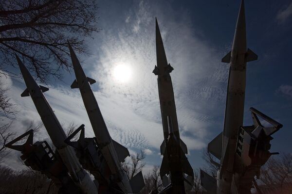 EEUU interesado en negociar con Rusia la reducción del arsenal nuclear táctico  - Sputnik Mundo