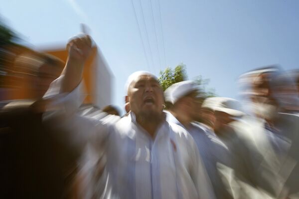 Informe oficial habla de 426 víctimas a raíz de choques étnicos de junio pasado en Kirguizistán - Sputnik Mundo