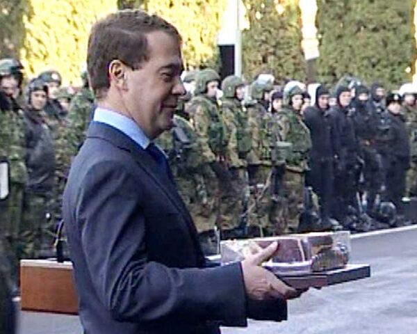 Medvédev recibió en Kislovodsk la boina roja, símbolo de coraje de las Fuerzas Especiales de Rusia - Sputnik Mundo