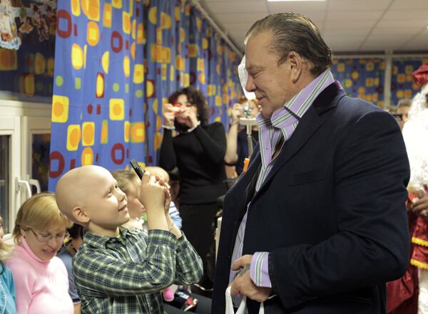 Rourke y Delon visitan a pequeños pacientes de oncología en Rusia - Sputnik Mundo