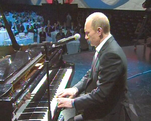 Putin toca piano y canta en inglés durante una gala benéfica_spa - Sputnik Mundo