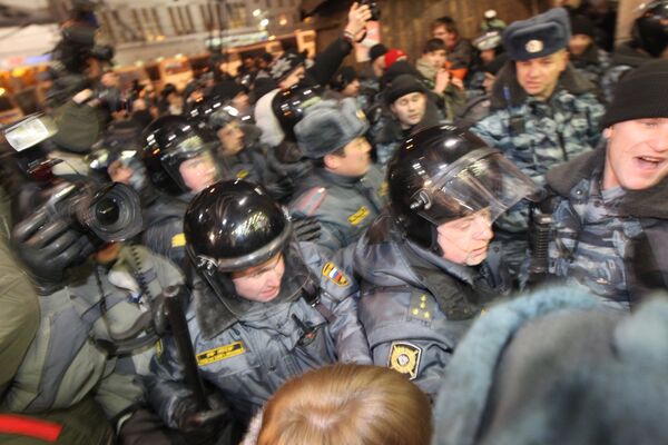 Policía detiene a centenares de personas en Moscú para prevenir acciones ilegales - Sputnik Mundo