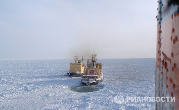 Rompehielos liberan barcos atrapados por hielo en Extremo Oriente ruso - Sputnik Mundo