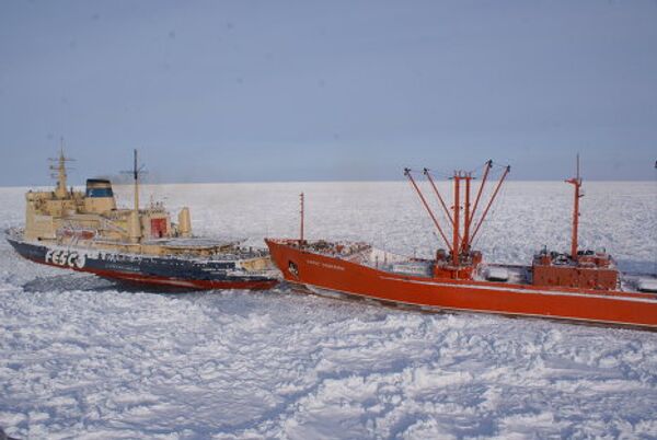 Rompehielos liberan barcos atrapados por hielo en Extremo Oriente ruso - Sputnik Mundo