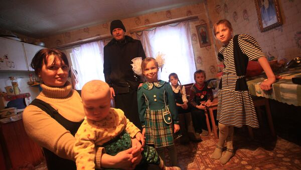 En vísperas de la fiesta el padre visita una familia de 7 hijos - Sputnik Mundo