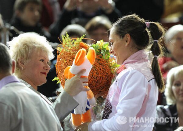 La rusa Elena Isinbáyeva regresa con triunfo a las pistas - Sputnik Mundo
