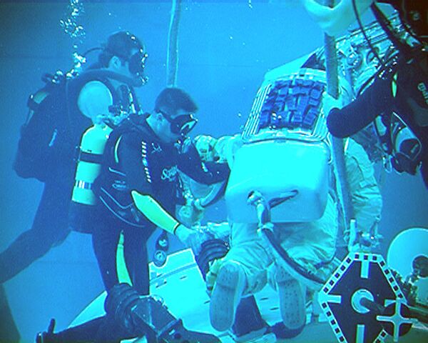 Las tripulaciones de la Estación Espacial Internacional prueban la ingravidez del abismo espacial bajo el agua - Sputnik Mundo