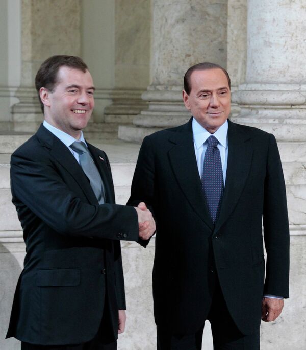 El presidente de Rusia, Dmitri Medvédev, y el primer ministro italiano, Silvio Berlusconi - Sputnik Mundo