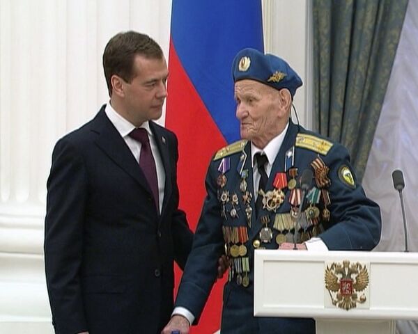 Medvédev condecora a veterano paracaidista de 99 años  - Sputnik Mundo