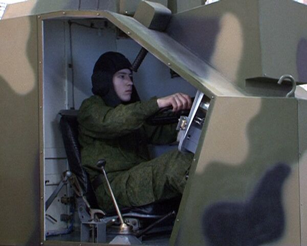 Militares rusos se entrenan en simuladores - Sputnik Mundo