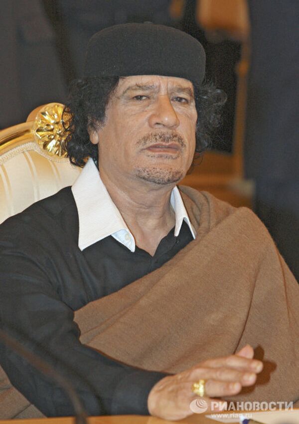 Trajes vistosos de Muamar Gadafi - Sputnik Mundo