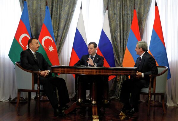 Los presidentes de Rusia, Armenia y Azerbaiyán, Dmitri Medvédev, Serzh Sargsyan e Ilham Alíev - Sputnik Mundo