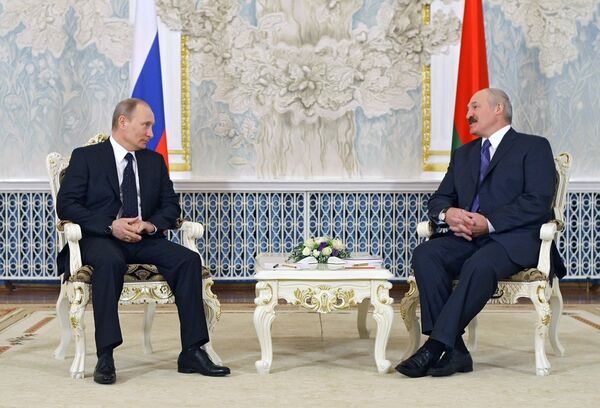 El primer ministro ruso Vladímir Putin reunido hoy con el presidente de Bielorrusia, Alexandr Lukashenko - Sputnik Mundo
