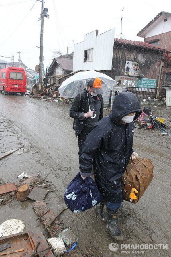 Labores de búsqueda y rescate en Natori, a 60 km de Fukushima-1 - Sputnik Mundo