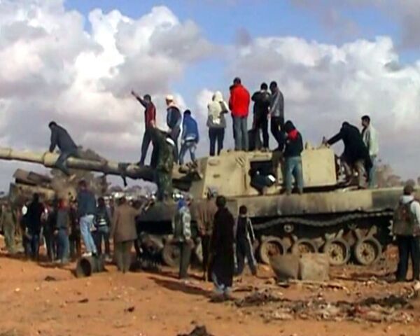 Rebeldes libios posan cerca de blindados destruidos de Gadafi - Sputnik Mundo