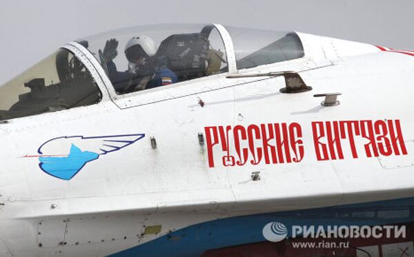Entrenamiento de patrullas acrobáticas rusas Rússkie Vítiazi y Strizhi - Sputnik Mundo