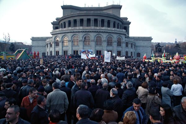 Oposición armenia celebra mitin multitudinario en el centro de Ereván - Sputnik Mundo