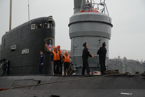 Expertos de la OTAN visitan el submarino Alrosa de la Flota rusa del mar Negro - Sputnik Mundo