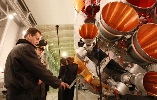 El presidente de Rusia, Dmitri Medvédev, y jefe de Tropas Espaciales de Rusia, general Oleg Ostápenko en el cosmódromo de Plesetsk (foto de archivo) - Sputnik Mundo