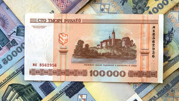 Bielorrusia devalúa su moneda nacional más del 50% - Sputnik Mundo