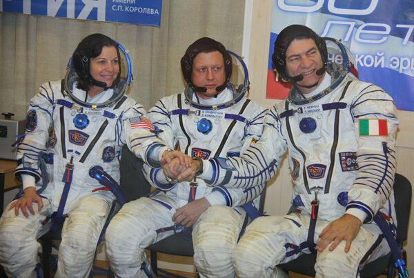 Catherine Coleman (Estados Unidos), Dmitri Kondratiev (Rusia)  y los ingenieros Paolo Nespoli (Italia) - Sputnik Mundo