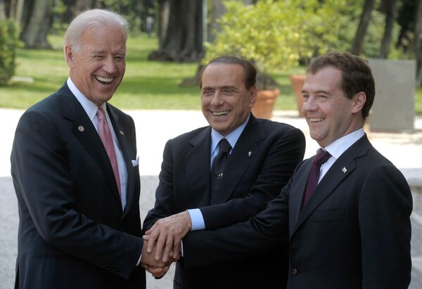 Joseph Biden, Silvio Berlusconi y Dmitri Medvédev  - Sputnik Mundo