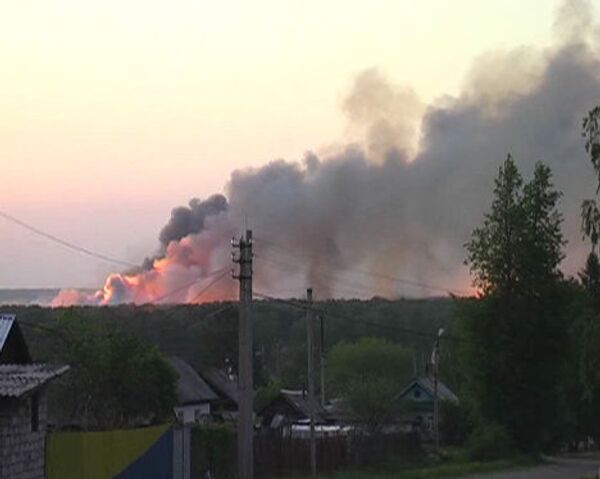 Incendio y explosiones en arsenal de municiones de artillería en Udmurtia - Sputnik Mundo