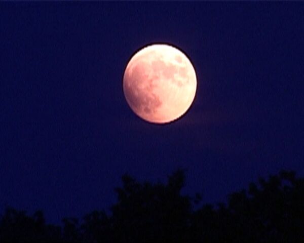 La luna sobre Vorónezh  fue roja la noche del 16 de junio - Sputnik Mundo
