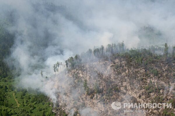 Lucha contra incendios forestales en el Territorio de Krasnoyarsk  - Sputnik Mundo