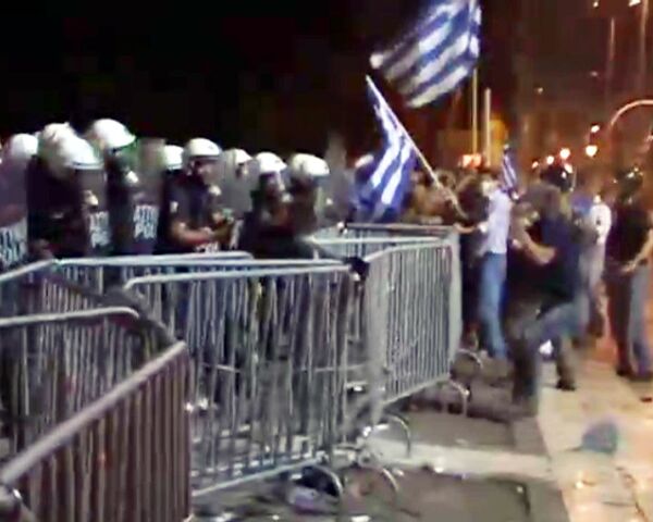 Anarquistas griegos atacan a policía con piedras y botellas - Sputnik Mundo