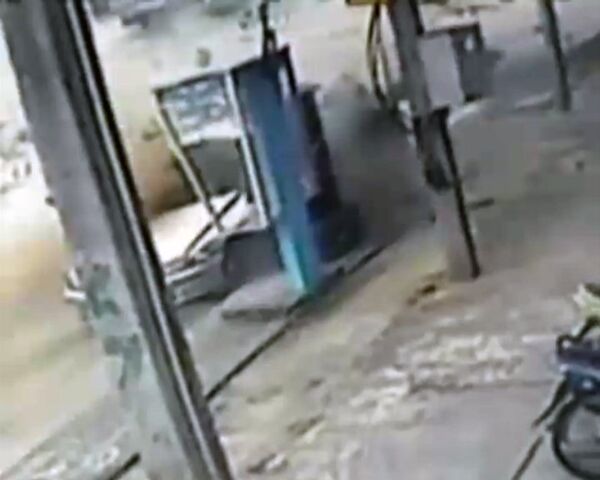 Zapador sale ileso tras explosión de coche bomba en Tailandia - Sputnik Mundo