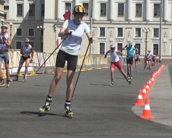 Carrera de esquí en medio del calor en San Petersburgo - Sputnik Mundo