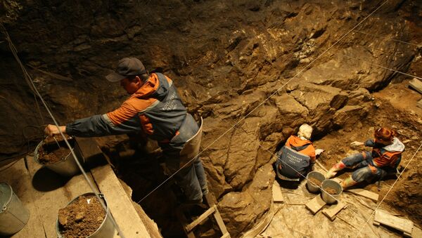 Investigadores del Instituto de Arqueología y Etnografía de la filial de la Academia de Ciencias de Rusia en Siberia están trabajando en una de las galerías de la cueva de Denísova - Sputnik Mundo