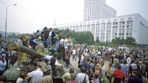 Los manifestantes bloquean el acceso al Parlamento, el 20 de agosto de 1991 - Sputnik Mundo