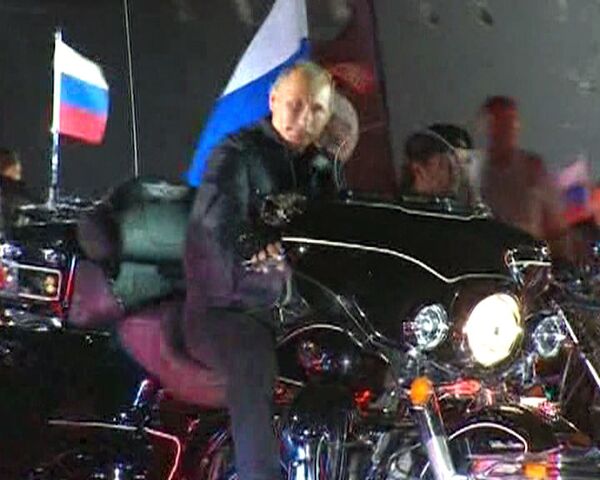 Putin llega a encuentro motero sobre una moto y  bajo himno Lobos Nocturnos - Sputnik Mundo