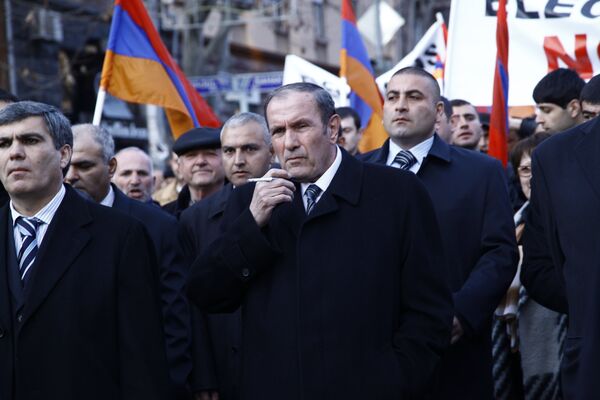 El primer presidente de Armenia, Levón Ter-Petrosián, durante un mitin de oposición, celebrado el pasado marzo de 2011. - Sputnik Mundo