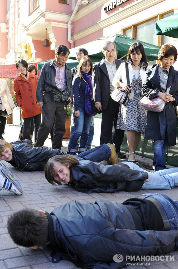 Aficionados al ‘planking’ realizan un flashmob en Moscú  - Sputnik Mundo