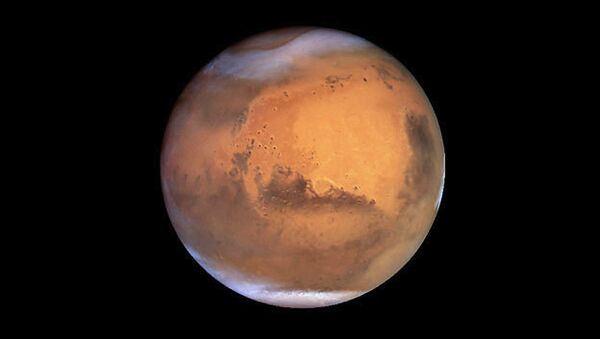 Atmósfera marciana contiene mucho más vapor de agua de lo que se creía según estudio - Sputnik Mundo