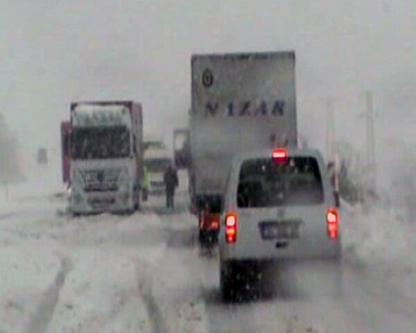 Fuertes nevadas paralizan el tráfico en Turquía  - Sputnik Mundo