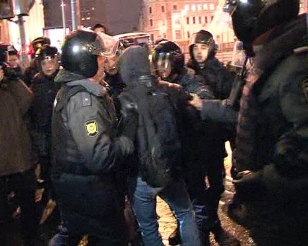 Al menos 100 manifestantes detenidos en Moscú el día de legislativas - Sputnik Mundo