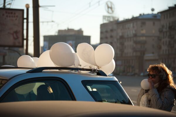 Conductores de Moscú celebran una marcha automovilística “Por unas elecciones limpias” - Sputnik Mundo