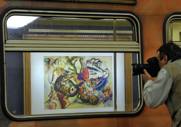 Tren con reproducciones de cuadros de pintores rusos empieza a circular en el metro de Moscú - Sputnik Mundo