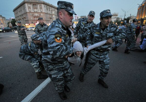 Policía detiene a participantes de nueva acampada opositora en Moscú - Sputnik Mundo