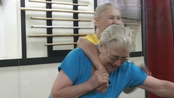 Ancianas de la ciudad siberiana de Tomsk asisten a cursos de autodefensa - Sputnik Mundo