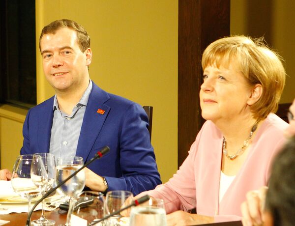 Medvédev y Merkel trataron cuestiones económicas al margen de la cumbre del G-8 en Camp David - Sputnik Mundo