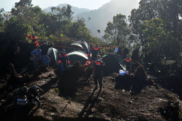 Segunda caja negra encontrada en el lugar del accidente del SuperJet-100 en Indonesia - Sputnik Mundo