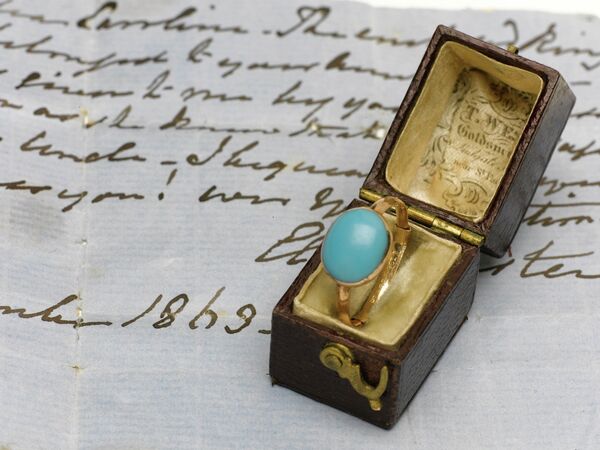 Anillo de la famosa escritora británica Jane Austen vendido  por US$236 mil - Sputnik Mundo